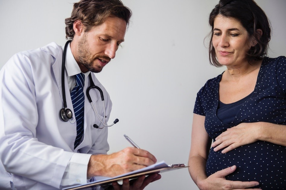 ginekolog savetuje trudnicu