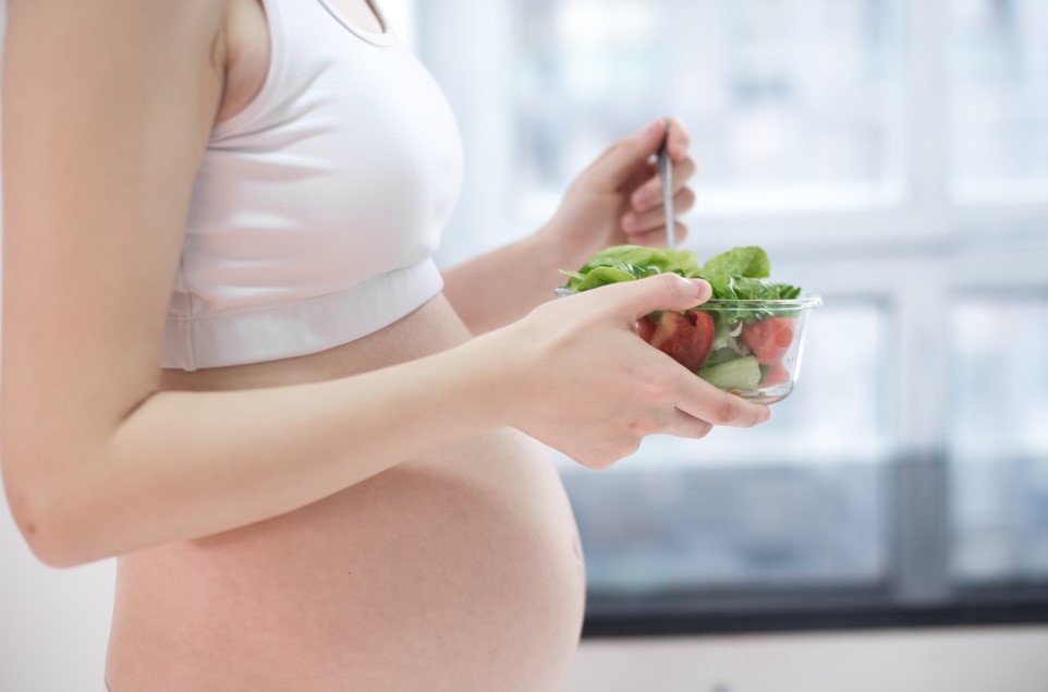 trudnica jede zdravu hranu